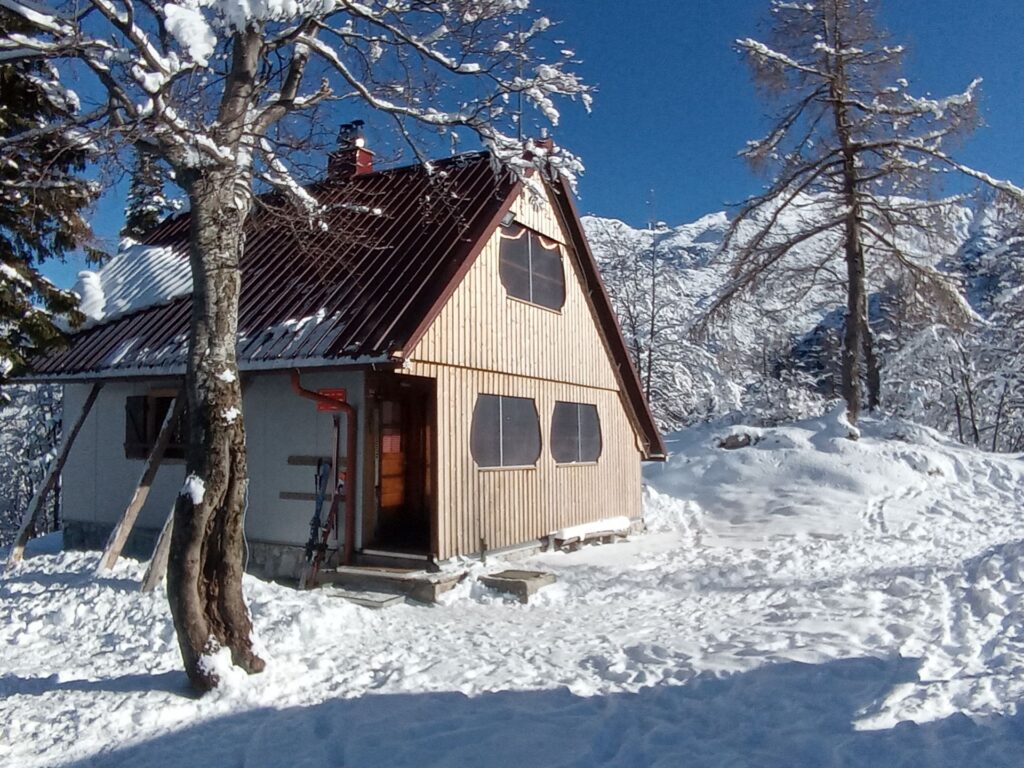 Koča v snegu